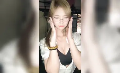 B站福利姬美女【羊咩咩】舰长提督福利，脸B同框自慰，非常反差母狗(1)