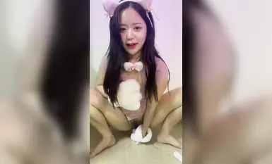 Wajah seorang gadis Korea yang berkualiti tinggi terdedah semasa melancap, dan perbezaan antara penampilannya yang muda dan comel serta sifatnya yang feminin terserlah. Dia memberikan seks oral kepada sugar daddynya dan menelan air maninya. (3)