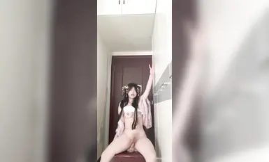 순진무구한 여대생이 집에서 강아지 꼬리와 항문 플러그를 달고 기어 다니며 석사 과제를 완료하고 사정했다! 순진함과 음란함 사이의 전환이 순식간에 일어났다(1).