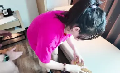 เฟย จูน่า นางแบบและเซเลบริตี้ชื่อดังในโลกออนไลน์ของไต้หวัน ถูกพนักงานส่งของแพนด้าคนหนึ่งให้มีเพศสัมพันธ์ทางปากด้วย พนักงานส่งของมาส่งช้าไปห้านาที เธอจึงพูดว่า "คุณยอมให้ฉันมีเพศสัมพันธ์กับคุณสักครั้งได้ไหม? ฉันจะให้ทิปคุณด้วย!" หน้าอกของเธอขาวเน