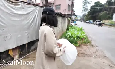 Seorang wanita matang yang gila, cikaimoon, terdedah di siling. Dia dengan berani mendedahkan dirinya pada siang hari, mengabaikan orang yang lalu-lalang dan bercumbu dengan lelaki tua dan pak cik. (1)
