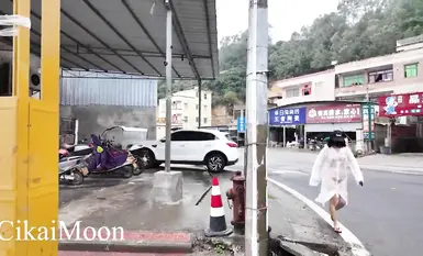 Seorang wanita matang yang gila, cikaimoon, terdedah di siling. Dia dengan berani mendedahkan dirinya pada siang hari, mengabaikan orang yang lalu-lalang dan bercumbu dengan lelaki tua dan pak cik. (1)