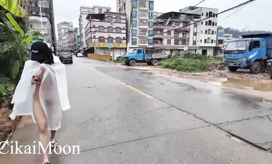 Seorang wanita matang yang gila, cikaimoon, terdedah di siling. Dia dengan berani mendedahkan dirinya pada siang hari, mengabaikan orang yang lalu-lalang dan bercumbu dengan lelaki tua dan pak cik. (1)