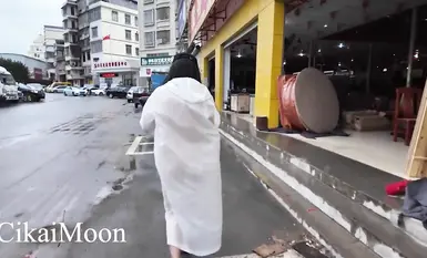 Seorang wanita matang yang gila, cikaimoon, terdedah di siling. Dia dengan berani mendedahkan dirinya pada siang hari, mengabaikan orang yang lalu-lalang dan bercumbu dengan lelaki tua dan pak cik. (3)