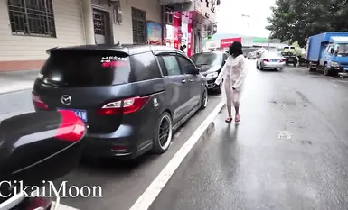 Seorang wanita matang yang gila, cikaimoon, terdedah di siling. Dia dengan berani mendedahkan dirinya pada siang hari, mengabaikan orang yang lalu-lalang dan bercumbu dengan lelaki tua dan pak cik. (3)