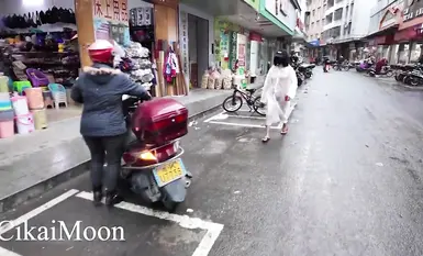 Seorang wanita matang yang gila, cikaimoon, terdedah di siling. Dia dengan berani mendedahkan dirinya pada siang hari, mengabaikan orang yang lalu-lalang dan bercumbu dengan lelaki tua dan pak cik. (3)