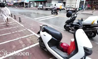 Seorang wanita matang yang gila, cikaimoon, terdedah di siling. Dia dengan berani mendedahkan dirinya pada siang hari, mengabaikan orang yang lalu-lalang dan bercumbu dengan lelaki tua dan pak cik. (3)