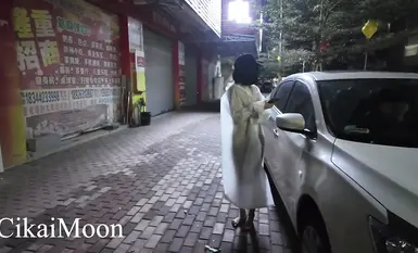 เพดานเผยให้เห็นหญิงวัยกลางคนที่บ้าคลั่ง [cikaimoon] ผู้ซึ่งเปิดเผยตัวเองอย่างโจ่งแจ้งในเวลากลางวัน ไม่สนใจคนเดินผ่านไปมา และเกี้ยวพาราสีกับชายชราและลุงๆ (5)