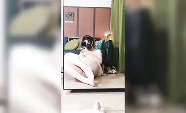 Dengan 4 juta pengikut Twitter, selebriti internet terkemuka [Naimi's Milk] menawarkan video panjang berharga tinggi. Cuba teka betapa luasnya dubur saya boleh meregang (1)