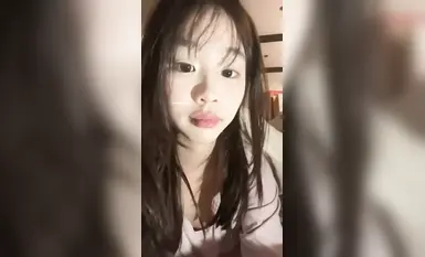 快手網紅泄密 又可愛又精神【淚痕】一牆的獎狀，三好學生？還是精神小妹？大尺度自慰