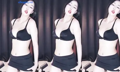 网易CC 美女福利姬『星也』大尺度定制露逼骚舞自摸道具抽插浓密黑森林(6)