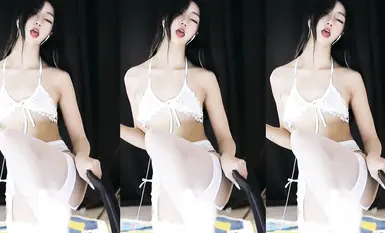 网易CC 美女福利姬『星也』大尺度定制露逼骚舞自摸道具抽插浓密黑森林(8)
