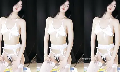 網易CC 美女福利姬『星也』大尺度定製  露逼騷舞自摸道具抽插濃密黑森林 (8)