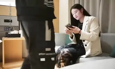 氣質高端外圍美女，修長美腿坐身上各種摸，舔屌口交服務周到 ，後入猛操忍不住浪叫 ，大屁股騎坐猛操啪啪啪