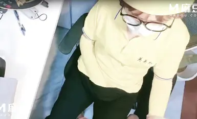 [Delivery Girl Socialite] Isang mapang-akit na diwata - Nilinlang niya ang isang delivery girl para ipasok ang isang nanginginig na itlog, na nagpabasa at nagpalibog sa kanya. Pagkatapos ay masigla siyang pinasok mula sa likuran, nakalantad ang kanyang cl
