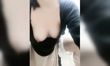 Kẻ chủ mưu loạn luân, [Cô giáo Ping], đã lén lút có cuộc gặp gỡ nồng nhiệt với con trai mình trong phòng tắm của người bạn thân nhất sau khi người bạn đó ngủ thiếp đi giữa đêm.