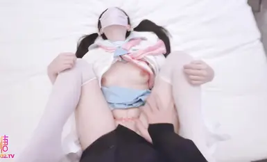 หลินหลิน นักเรียนรุ่นน้อง - สาวน้อยน่ารักแต่เซ็กซี่ในกระโปรงสั้นแบบนักเรียนมัธยมปลายที่ไม่ใส่ชุดชั้นใน เธอไม่พอใจแค่การช่วยตัวเอง เธอจึงต้องมีอวัยวะเพศชายถึงจะพอใจ รอยสักวาบหวิวและรูปเสือขาวบนตัวเธอช่วยกระตุ้นน้ำอสุจิของเธอ