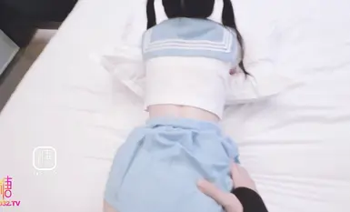 หลินหลิน นักเรียนรุ่นน้อง - สาวน้อยน่ารักแต่เซ็กซี่ในกระโปรงสั้นแบบนักเรียนมัธยมปลายที่ไม่ใส่ชุดชั้นใน เธอไม่พอใจแค่การช่วยตัวเอง เธอจึงต้องมีอวัยวะเพศชายถึงจะพอใจ รอยสักวาบหวิวและรูปเสือขาวบนตัวเธอช่วยกระตุ้นน้ำอสุจิของเธอ