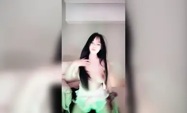E컵 가슴을 가진 소녀가 누드 댄스를 선보입니다 [버블 킹] 돈이 없어서 바다로 가서 열정적인 누드 댄스를 추며 허리를 비틀고 가슴을 흔듭니다 (1)