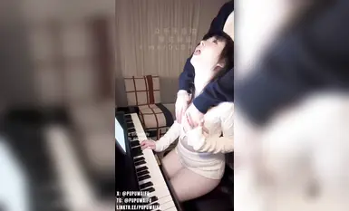 Pupu waifupupu12_16 "Ang Piyanista" Ang mga kamay ko ay nasa mga key ng piano, ang mga kamay mo ay nasa katawan ko. Aralin sa piano, pagpasok sa likuran, hubad na kasintahan, babaeng nasa ibabaw, panggagahasa sa daliri, ahegao oral sex 1