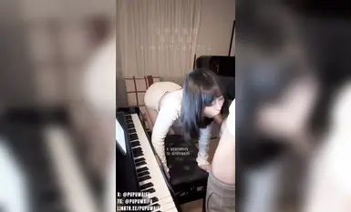 Pupu waifupupu12_16 "Ang Piyanista" Ang mga kamay ko ay nasa mga key ng piano, ang mga kamay mo ay nasa katawan ko. Aralin sa piano, pagpasok sa likuran, hubad na kasintahan, babaeng nasa ibabaw, panggagahasa sa daliri, ahegao oral sex 1