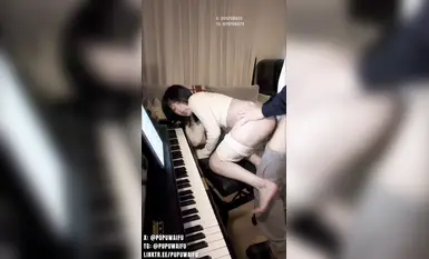 噗噗waifupupu12_16《鋼琴手》我的手在琴鍵上你的手在我身上鋼琴課上後入裸體女友，女上指奸阿黑顏口交2