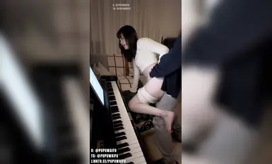 噗噗waifupupu12_16《鋼琴手》我的手在琴鍵上你的手在我身上鋼琴課上後入裸體女友，女上指奸阿黑顏口交2