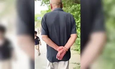 Kerja baharu pada Disember 2025, dibuat khas dengan harga 10,000 yuan. Tugas yang diberikan oleh tuan adalah untuk "adik perempuan" itu menggoda seorang lelaki tua, menunjukkan payudaranya kepadanya, dan memintanya mengulas tentang payudaranya. 