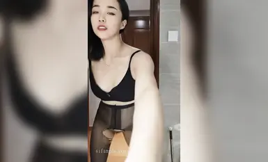 หญิงวัยกลางคนผู้เย้ายวนและเย็นชา "ราชินีมิ้นต์" เพลิดเพลินกับการสำเร็จความใคร่ด้วยตนเองด้วยรองเท้าส้นสูงสุดหรู ถุงน่องไหม หัวนมตั้งตรง และคำพูดลามกเย้ายวน (5)