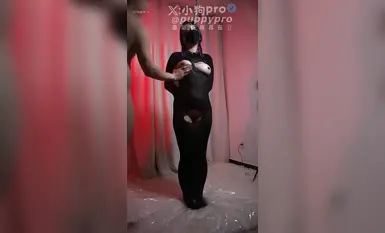 純粋無垢なEカップロリ「リトルドッグPRO」12月の最新トレーニングボーナス：鎖で繋がれ、オイルで包まれ、黒いストッキングを脱がされて巨大な胸とふっくらしたお尻が露わになる（3）