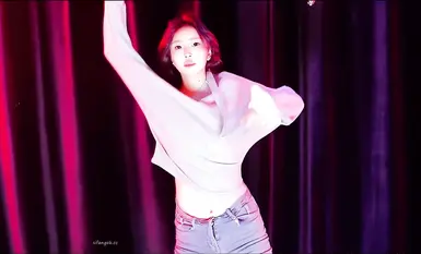Đoạn phim mới bị rò rỉ cho thấy nhóm nhạc nữ Trung Quốc [18girls] nhảy múa trong bộ quần áo denim, đồng thời cởi quần áo và lắc ngực - một màn trình diễn trẻ trung và tràn đầy năng lượng (11).