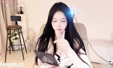顶流女神【Hahaha_ha2】最新门票喷水大秀合集，各种情趣制服诱惑， 多个道具抽插多次潮喷淫水如高射炮喷的地板上犹如一片汪洋(12)