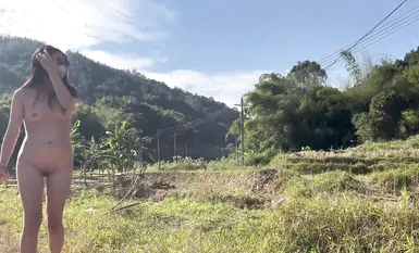 Ang sikat na personalidad at sikat na diyosa sa internet na si [cikaimoon] ay tuwang-tuwa at nasasabik tuwing pumupunta siya sa kanayunan, sa mga lansangan ng lungsod sa isang maulan na gabi, o sa parke sa kaliwanagan ng araw. (1)