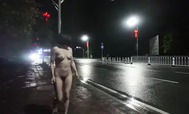 Tuwang-tuwa at kapana-panabik ang diyosa ng mga kilalang tao sa internet na si [cikaimoon] tuwing pumupunta siya sa kanayunan, sa mga lansangan ng lungsod sa maulan na gabi, o sa parke sa liwanag ng araw. (2)