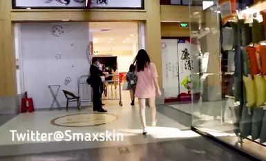 ผู้ใช้ทวิตเตอร์ชื่อ "Smaxskin" เป็นเทพธิดาที่เปิดเผยเรือนร่างในที่สาธารณะ เธอมีรูปลักษณ์ที่บริสุทธิ์และงดงามแต่มีจิตใจที่ลามก เธอมีหน้าอกที่ใหญ่และสะโพกที่อวบอิ่ม เธอมีความสมดุลที่ลงตัว (2)
