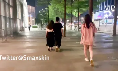 Ang gumagamit ng Twitter na si "Smaxskin" ay isang diyosa na nagpapakita ng sarili sa labas. Siya ay may dalisay at magandang anyo ngunit may malaswang puso. Siya ay may magagandang dibdib at malaking puwitan. Siya ay may mahusay na kaibahan. (6