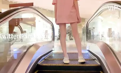 Ang gumagamit ng Twitter na si "Smaxskin" ay isang diyosa na nagpapakita ng sarili sa labas. Siya ay may dalisay at magandang anyo ngunit may malaswang puso. Siya ay may magagandang dibdib at malaking puwitan. Siya ay may mahusay na kaibahan. (6