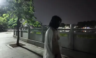 การเดินทางไปเที่ยวเที่ยวชมสถานที่สวยงามในวันนั้นเป็นอะไรที่น่าประทับใจมาก [cikaimoon] ดึงดูดความสนใจจากทุกคนตลอดทาง ทำให้คนงานทำความสะอาดและพ่อค้าแม่ค้าข้างทางต่างพากันพูดไม่ออก