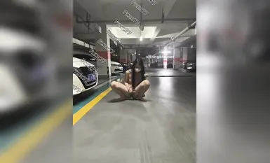 深夜成都双流的街头【Fxxc77】土豪哥户外高价定制，23岁公司前台，裸体露出，湿得一塌糊涂(5)