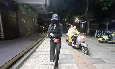 인기 인터넷 스타이자 노출 여신인 [cikaimoon]이 심야 간식을 사러 나갔다가 지나가던 사람들이 휴대전화로 촬영했다. (1)