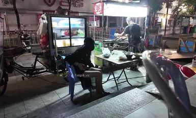 인기 인터넷 스타이자 노출 여신인 [cikaimoon]이 심야 간식을 사러 나갔다가 지나가던 사람들이 휴대전화로 촬영했다. (1)