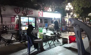 인기 인터넷 스타이자 노출 여신인 [cikaimoon]이 심야 간식을 사러 나갔다가 지나가던 사람들이 휴대전화로 촬영했다. (1)