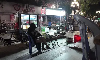 인기 인터넷 스타이자 노출 여신인 [cikaimoon]이 심야 간식을 사러 나갔다가 지나가던 사람들이 휴대전화로 촬영했다. (1)