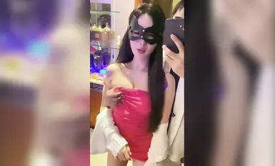 แม้แต่หญิงวัยกลางคนที่เย็นชาและสุขุมที่สุด ก็ยังมีวันที่เธอต้องยอมจำนนต่อหญิงสาวร่างสูงเพรียวและงดงามอย่างน่าทึ่ง เทพธิดาองค์นี้ ผู้ซึ่งครั้งหนึ่งเคยสูงส่งเหนือใครๆ ก็ยอมจำนนต่ออวัยวะเพศชายขนาดใหญ่ด้วยความเต็มใจ