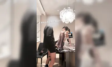 Hai "người đẹp mông bự" hàng đầu của Twitter, "Fat Butt Fruit" và "Visiting Wife Azu" đối đầu với một anh chàng cơ bắp, dương vật dài; một nữ nhân viên văn phòng mặc quần tất đen quyến rũ sếp của mình, xé rách quần tất và mở rộng vùng kín trong khi nắm lấy núm vú để quan hệ từ phía sau.
