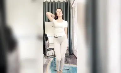 Ang napakagandang mature na dalagang si Kuaishou na 'Sister Butterfly' ay matamis at sopistikado, na may malinis at malambot na pigura at magandang katawan. Sumasayaw siya nang hubad sa sala, nagsasalsal, at nagsusuot ng medyas. (3)