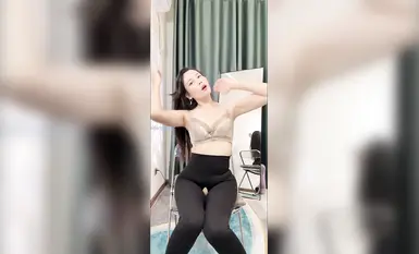 快手福利超极品轻熟少妇『蝶蝶姐』可甜可御干净粉嫩身材好客厅裸舞自慰丝袜塞逼(5)
