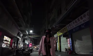 인기 인터넷 유명인 [cikaimoon]이 도시에서 몸을 노출한 채 행인들의 휴대전화로 사진이 찍혔다(2).