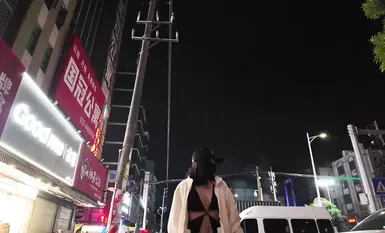 인기 인터넷 유명인 [cikaimoon]이 도시에서 몸을 노출한 채 행인들의 휴대전화로 사진이 찍혔다(2).