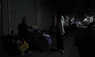 인기 인터넷 유명인 [cikaimoon]이 도시에서 노출된 채로 행인들의 휴대전화로 사진이 찍혔다(4).